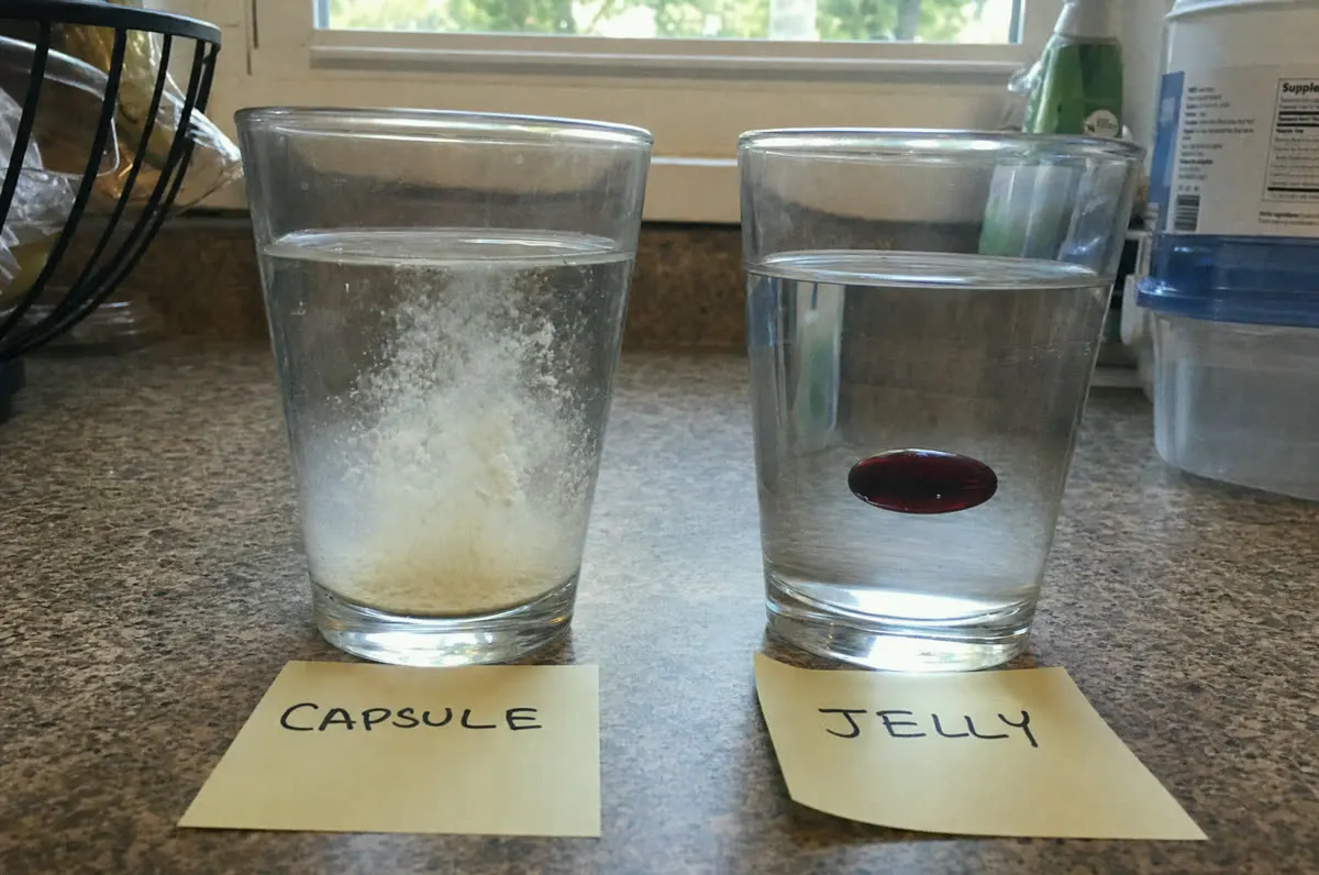 Capsule versus jelly in water